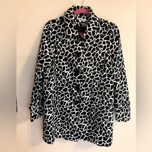 Appraisal Brand Black and White Giraffe pattern Raincoat, Size Large
